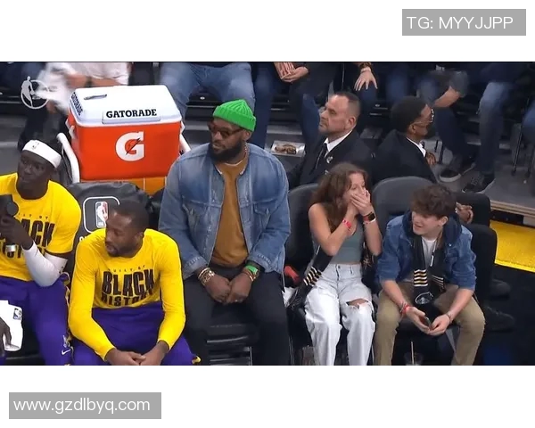 詹姆斯与比斯利的对决:篮球场上的激情碰撞与精彩瞬间